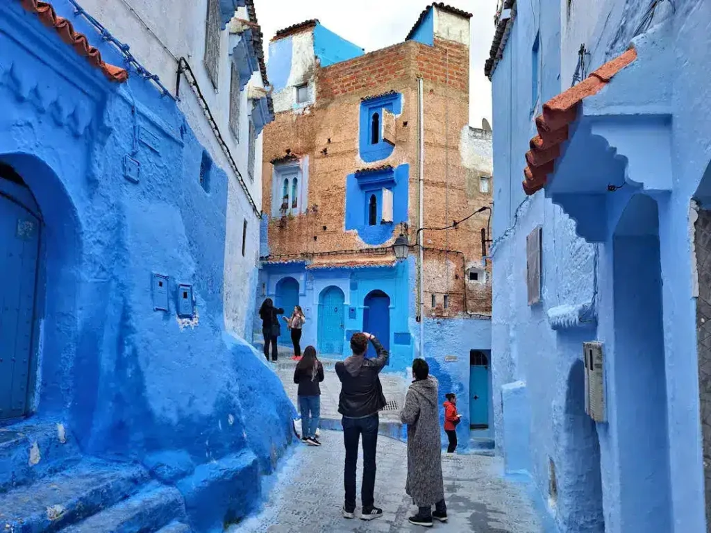 tourists-in-chefchaouen